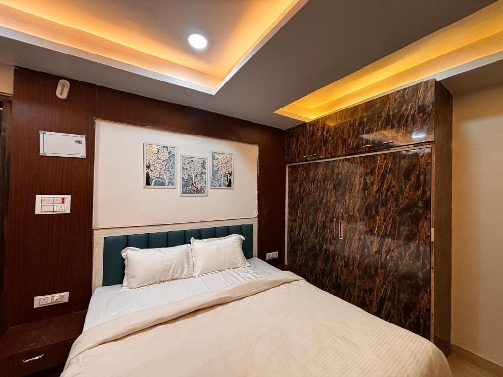 Escritorio, cortinas blackout y tabla de planchar con plancha 