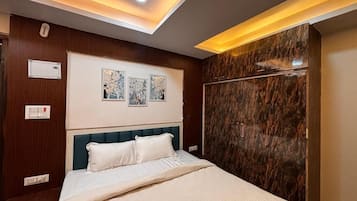 Escritorio, cortinas blackout y tabla de planchar con plancha