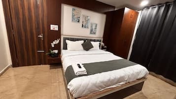 Habitación doble Confort, 1 cama King size, balcón | Escritorio, cortinas blackout y tabla de planchar con plancha