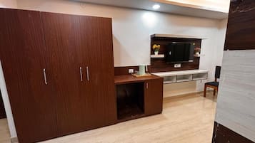 Suite estudio junior, balcón, vista a la ciudad | Interior