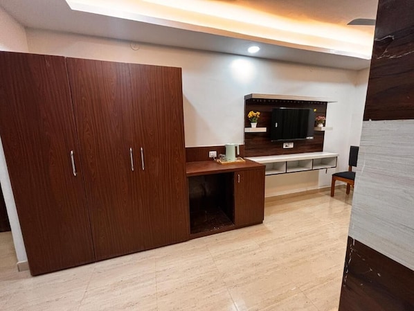 Junior Studio Suite, Balcony, City View | Interior