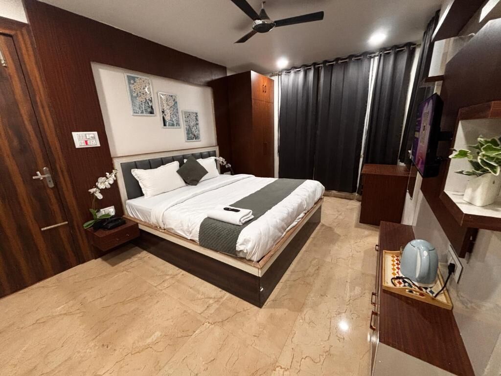 Kahden hengen comfort-huone, 1 suuri parisänky, parveke | Työpöytä, pimennysverhot, silitysrauta/-lauta, ilmainen Wi-Fi