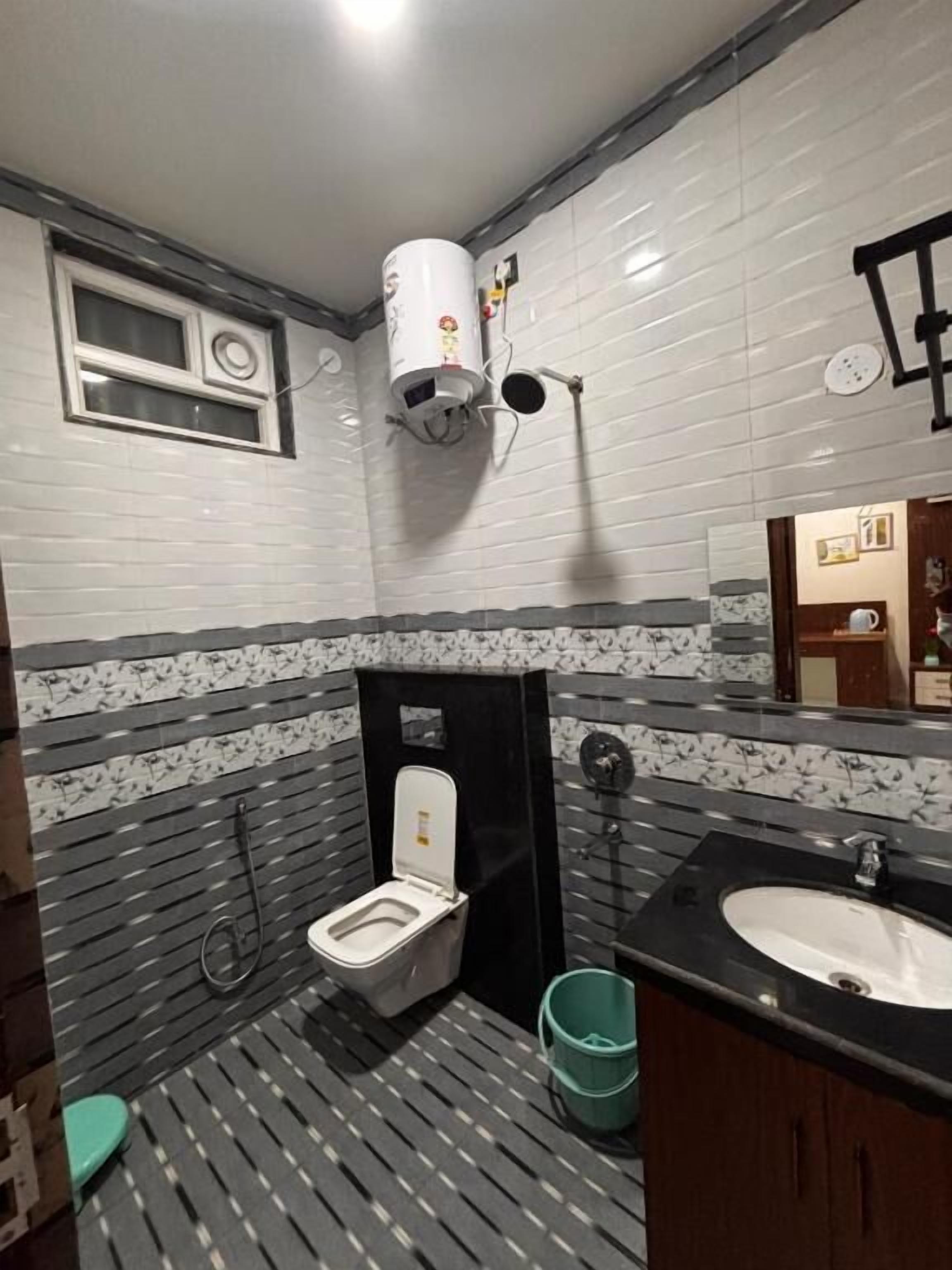 淋浴設備、拖鞋、肥皂、洗髮精