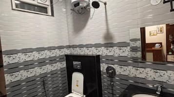 Regadera, pantuflas, jabón, shampoo