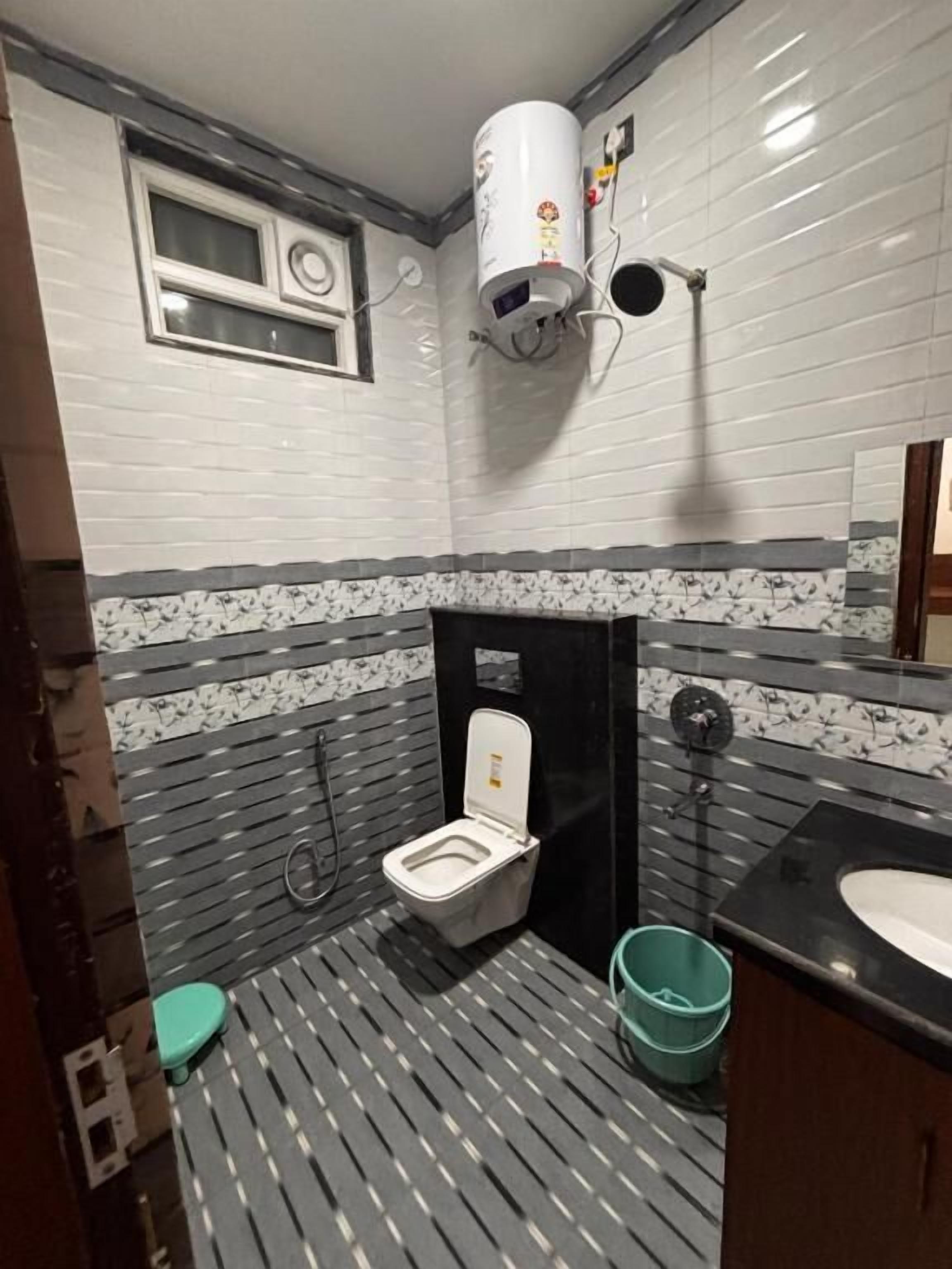 Habitación doble Confort, balcón, vista a la ciudad | Baño | Regadera, pantuflas, jabón, shampoo 