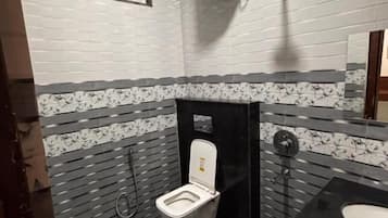 Habitación doble Confort, balcón, vista a la ciudad | Baño | Regadera, pantuflas, jabón, shampoo