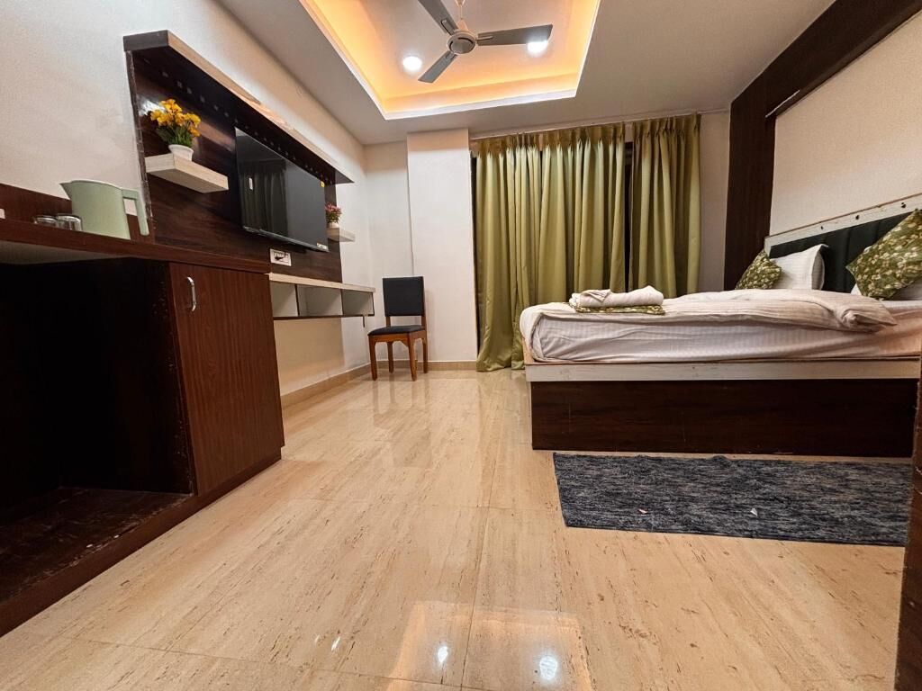 Junior-studiosviitti, parveke, kaupunkinäköala | Työpöytä, pimennysverhot, silitysrauta/-lauta, ilmainen Wi-Fi