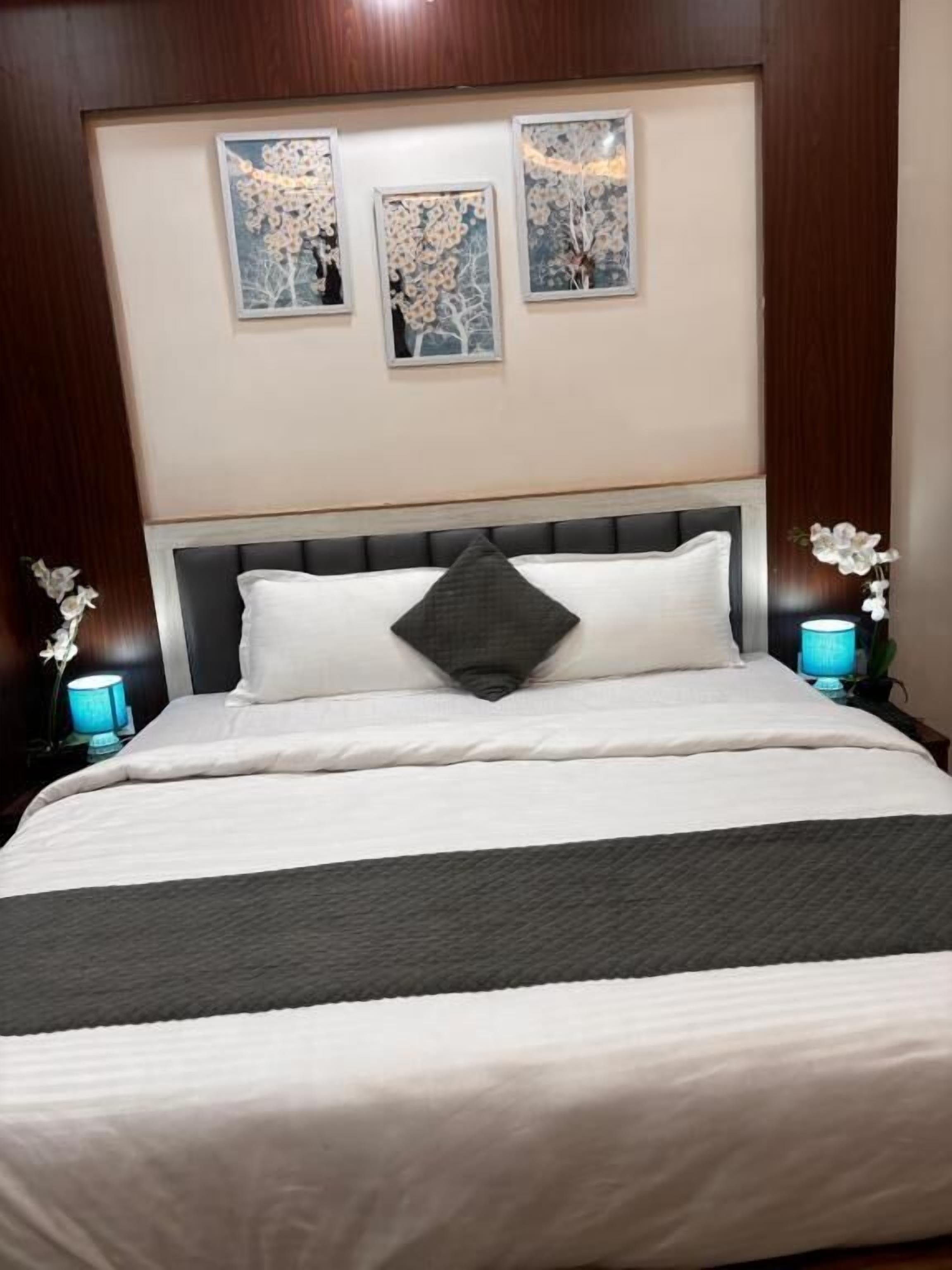 Kahden hengen comfort-huone, parveke, kaupunkinäköala | Työpöytä, pimennysverhot, silitysrauta/-lauta, ilmainen Wi-Fi