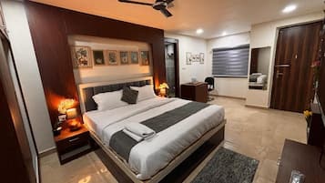 Escritorio, cortinas blackout y tabla de planchar con plancha