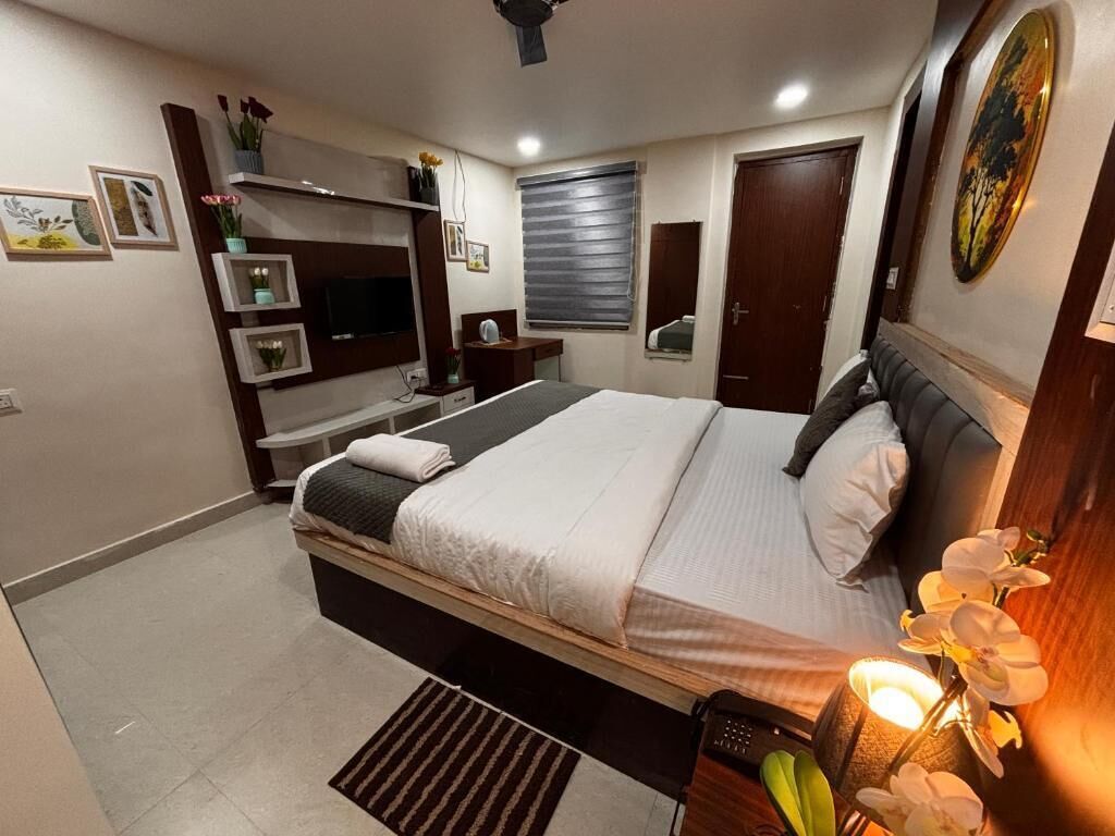 Kahden hengen comfort-huone, 1 suuri parisänky, oma kylpyhuone, kaupunkinäköala | Työpöytä, pimennysverhot, silitysrauta/-lauta, ilmainen Wi-Fi