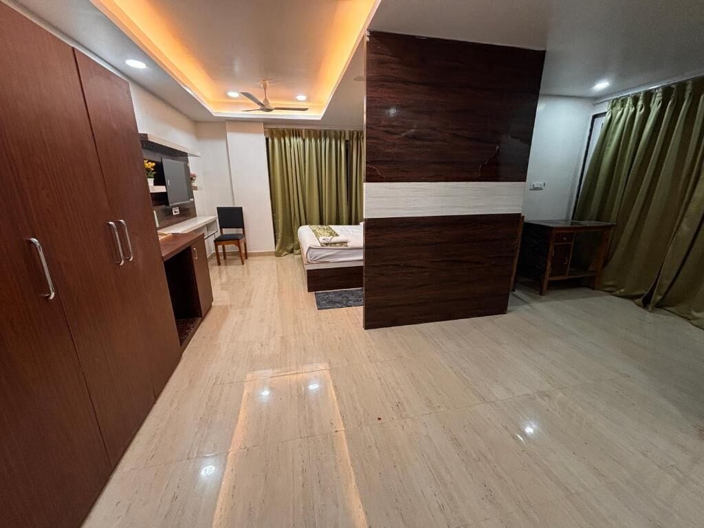 Escritorio, cortinas blackout y tabla de planchar con plancha 