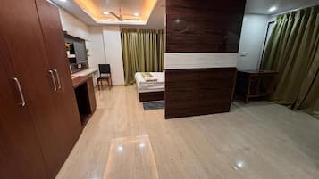 Escritorio, cortinas blackout y tabla de planchar con plancha