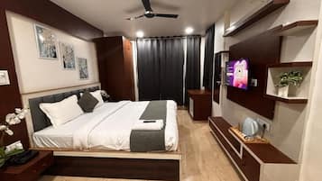 Escritorio, cortinas blackout y tabla de planchar con plancha