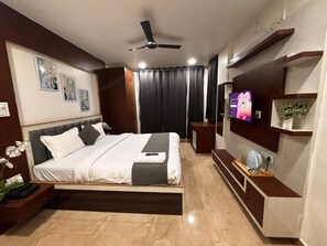 Bàn, màn/rèm cản sáng, bàn ủi/dụng cụ ủi quần áo