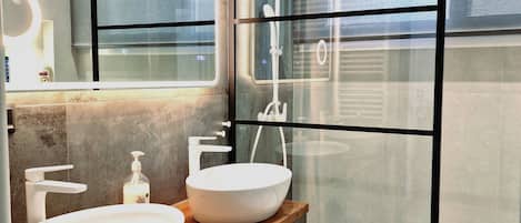 Douche, sĂšche-cheveux, bidet, serviettes fournies
