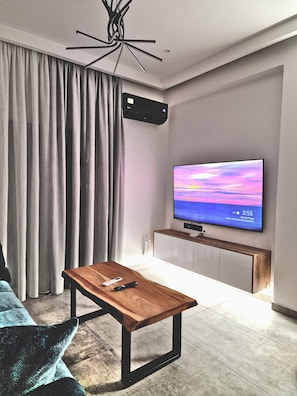 Smart TV, fireplace, computer monitors - Zenozy Luxury Apartments - Corfu Town (Kerkira)