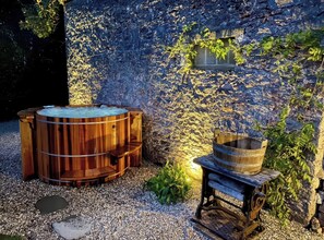Outdoor spa tub - St Anne's Manor (Torquay)
