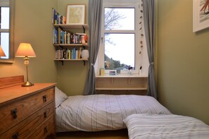 WiFi, bed sheets - Montford Shore – Your Peaceful Isle of Bute Escape. (Rothesay)