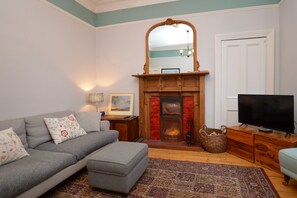 Smart TV, fireplace - Montford Shore – Your Peaceful Isle of Bute Escape. (Rothesay)