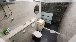 Shower, hair dryer, towels, soap - HIDDEN SUNSET - one bedroom sea front island aparment (Selca)