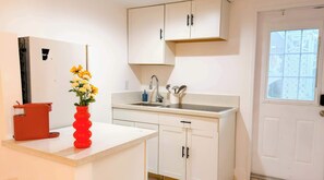 Fridge, microwave, stovetop, coffee/tea maker - Take It Easy - Studio, Pool, Waterfront (Oakland Park)