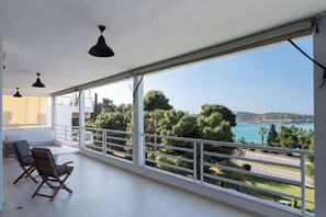 Property grounds - South Blue Seafront Vouliagmeni spacious Apartment (Vouliagmeni)