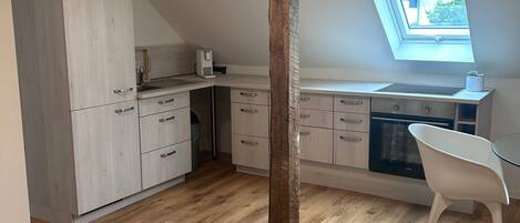 冷蔵庫、オーブン、コンロ、コーヒー / ティーメーカー