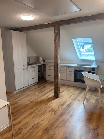 Fridge, oven, stovetop, coffee/tea maker. Modernes Apartment für Urlaub oder Monteuraufenthalt