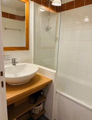 Douche, sèche-cheveux