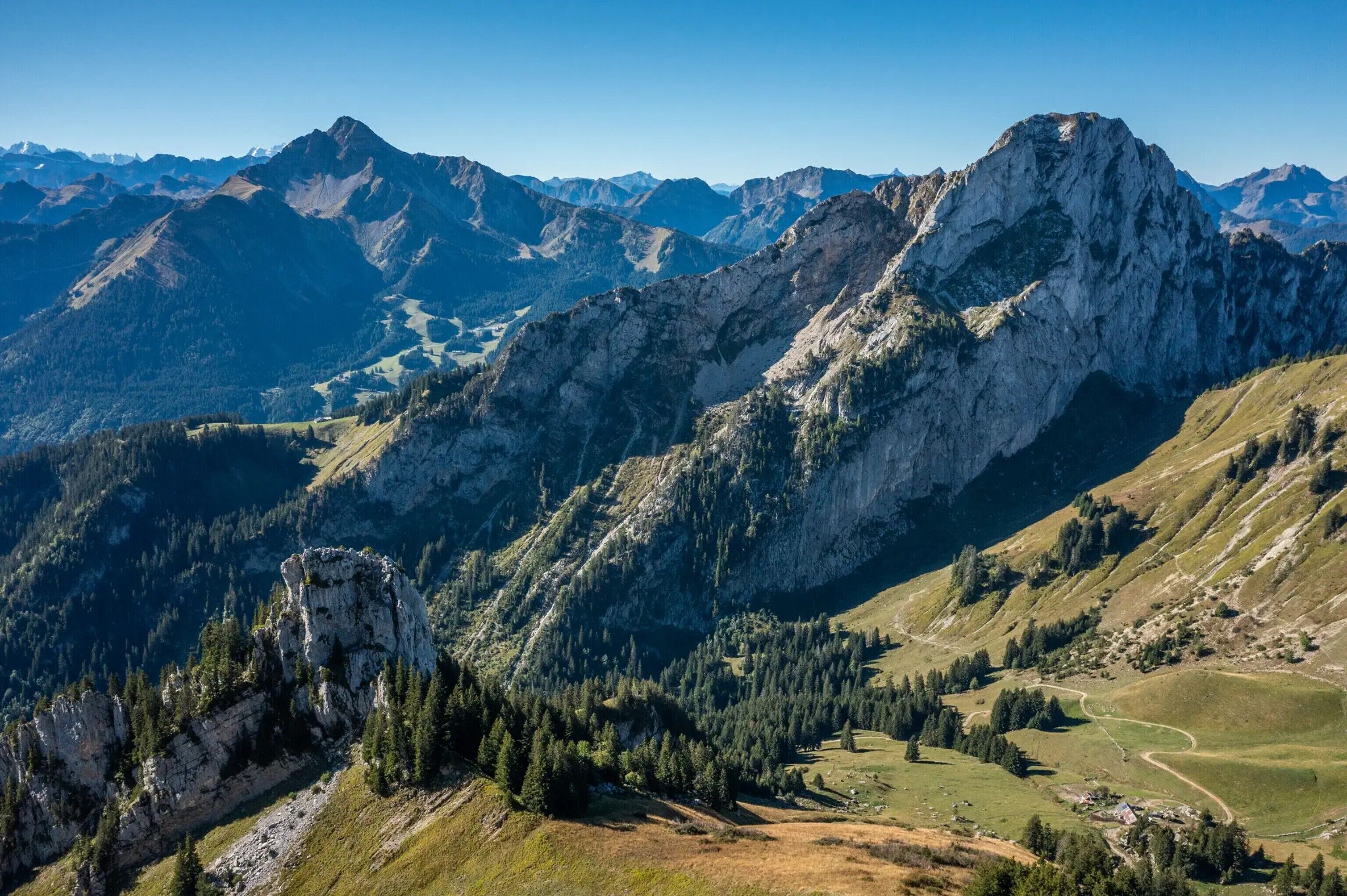 Eine gebirgige Landschaft mit felsigem Gelände und einem gewundenen Pfad.