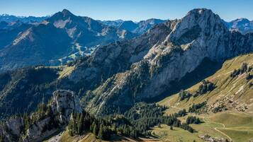 Eine gebirgige Landschaft mit felsigem Gelände und einem gewundenen Pfad.