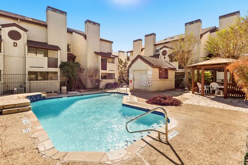 Quiet Condo w/ Laundry, Desk, Pool by Hospitals