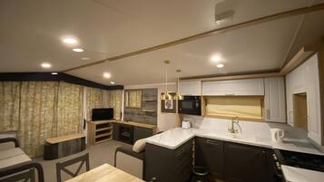 Een vaatwasser, kookgerei, borden en bestek