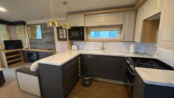 Dishwasher, cookware/dishes/utensils