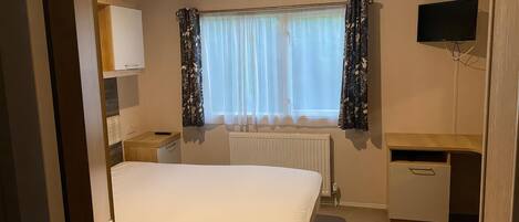 2 makuuhuonetta, yksilöllisesti sisustettu, yksilöllisesti kalustettu