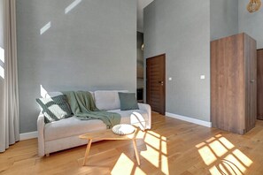 Classic-Apartment | Wohnbereich | 40-Zoll-Smart-TV mit Kabelempfang