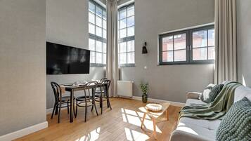 Classic-Apartment | Wohnbereich | 40-Zoll-Smart-TV mit Kabelempfang