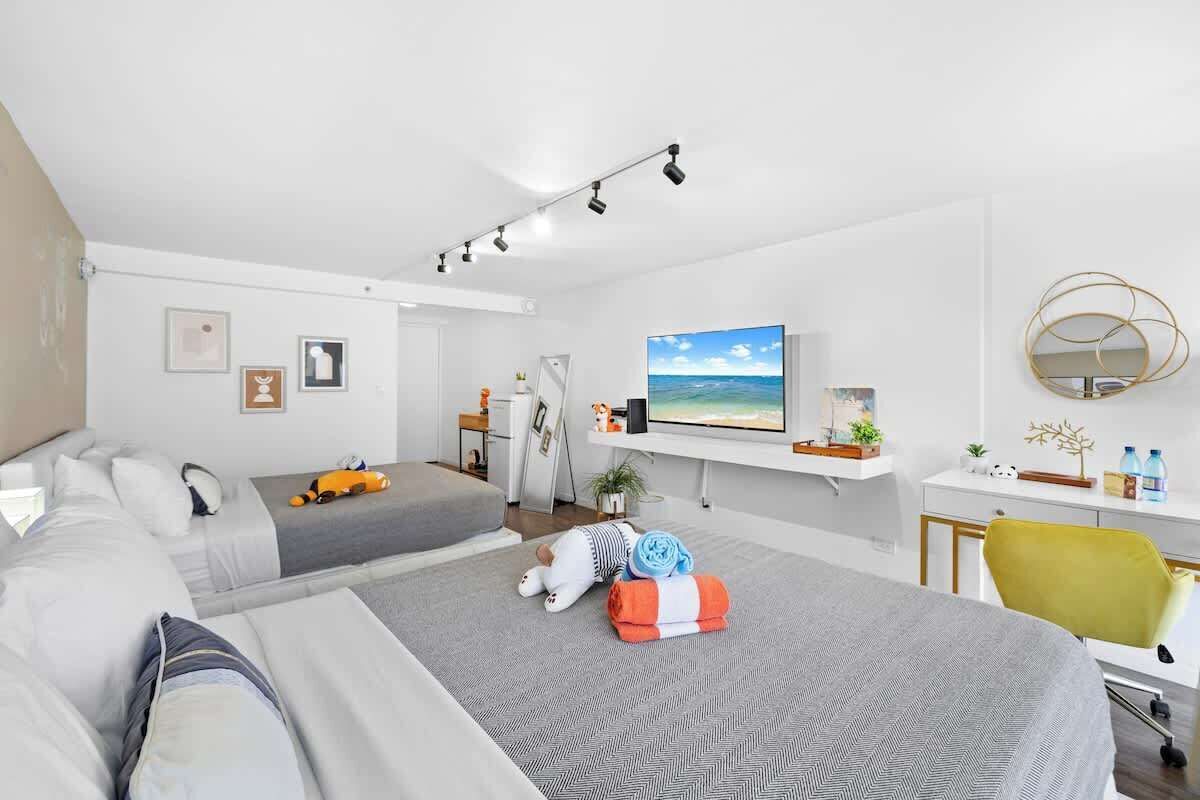 1 habitación, muebles diferentes y escritorio 