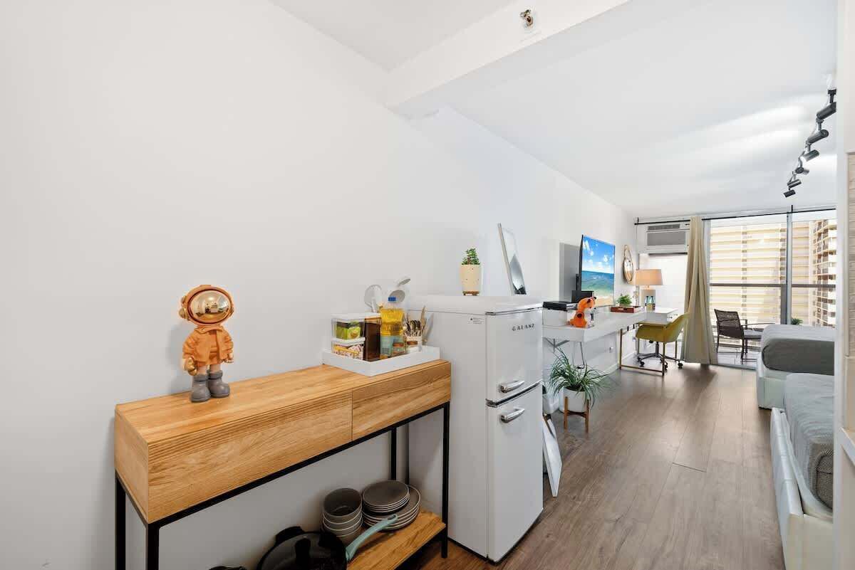 1 habitación, muebles diferentes y escritorio 