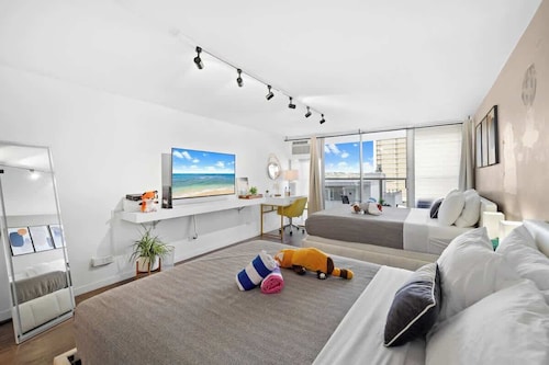 @ Marbella Lane - Lux Condo n Waikiki w/ Pool View