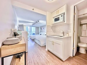 Interior - @ Marbella Lane - Lux Condo n Waikiki w/ Pool View (Honolulu)