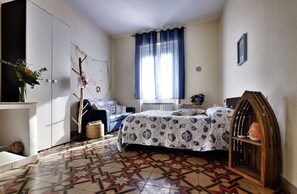 Habitación familiar doble, no fumadores, vistas al canal | Caja fuerte, espacio para trabajar con un portátil, wifi gratis