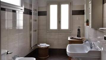 Superior-Doppelzimmer, Klimaanlage, Blick auf den Innenhof | Badezimmer