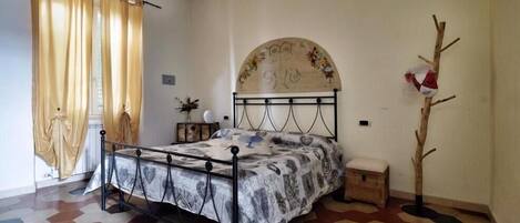 Caja de seguridad en la habitación y espacio para trabajar con laptop