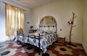 Habitación Deluxe doble, Aire acondicionado, vistas al patio | Caja fuerte, espacio para trabajar con un portátil, wifi gratis