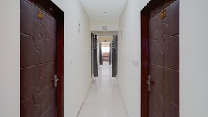 Un couloir avec deux portes, chacune portant un numéro.