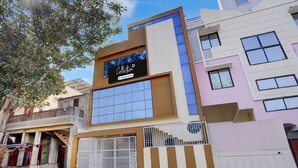 Un bâtiment moderne avec une enseigne sur laquelle on peut lire « Collection ».