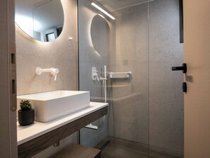Bruser, miljøvenlige toiletartikler, hårtørrer, håndklæder
