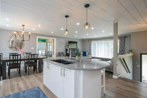 INDOOR POOL, HOT TUB & SAUNA!!  Welcome to Bluehaven in the Kawartha's!!