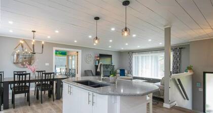 INDOOR POOL, HOT TUB & SAUNA!! Welcome to Bluehaven in the Kawartha's!!